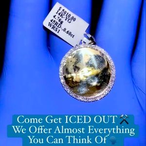 I’m selling a 14k gold pendant with natural diamonds